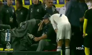 Clip độc: Ngôi sao Ronaldo đi hỏi… quay phim về lỗi việt vị