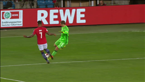 Thủ môn Manuel Neuer tái hiện kỹ thuật kinh điển “Cruyff turn”