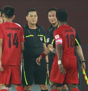 Trọng tài mắc sai lầm nghiêm trọng ở vòng 24 V-League 2016 bị treo cờ