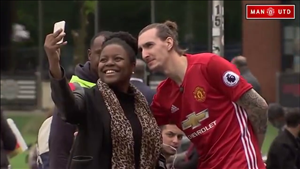 Anh chàng CĐV MU giống hệt Ibra