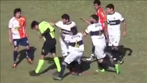 Trọng tài bị đấm gãy răng vì dám rút thẻ đỏ