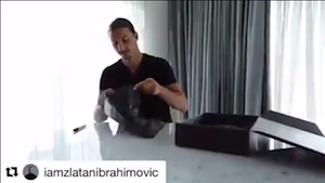 Ibra nắn gân đối thủ Claudio Bravo trước thềm derby Manchester