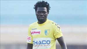 Tiền vệ Moses (Hà Nội FC) ghi tuyệt phẩm vào lưới đội dự Euro 2016