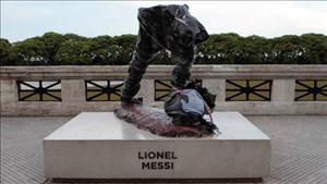 Tượng ngôi sao Messi bị đập nát tại quê nhà