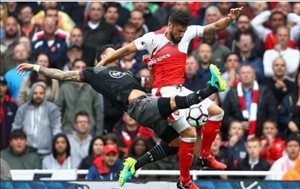 Tại sao Wenger nên đưa Giroud trở lại ghế dự bị?