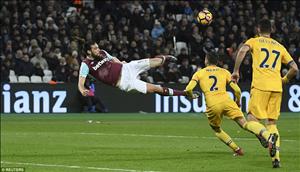 Tuyệt tác ngả bàn đèn của Andy Carroll ở vòng 21 NHA 2016/17
