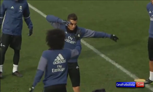 Cristiano Ronaldo bắt chước… lỗi điệu dab huyền thoại của Paul Pogba