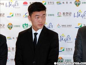 Clip nóng: Lễ ra mắt của tiền vệ Xuân Trường tại Gangwon