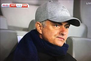HLV Mourinho xem giò cầu thủ ở trận Serbia vs Áo