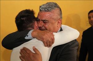 Bóng đá Argentina: Nhìn từ cái ôm “chú gấu” dành cho Messi