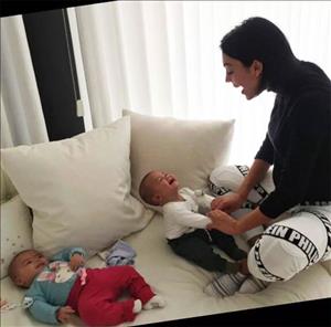 Người yêu đùa nghịch với con riêng của Ronaldo