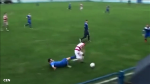 Va chạm đúng chỗ kín, cầu thủ trẻ bị mất tinh hoàn