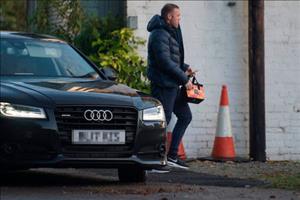 Rooney buồn rười rượi đi thụ án phạt lao động công ích