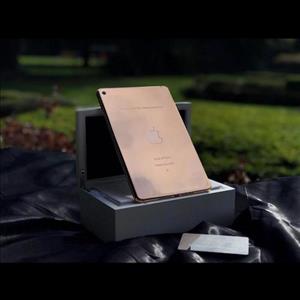 Steven Gerrard bị chỉ trích vì tặng iPad vàng 28 carat cho con gái