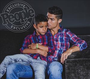 Cha con Ronaldo cùng làm người mẫu quảng cáo quần jean CR7