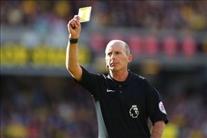 Trọng tài Mike Dean bị tố ưu ái Arsenal ở trận đấu với Tottenham