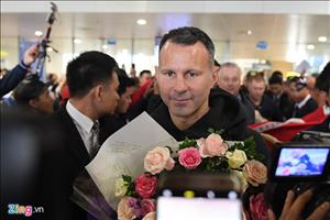 Hàng trăm CĐV M.U chào đón nồng nhiệt Ryan Giggs và Paul Scholes đến Việt Nam