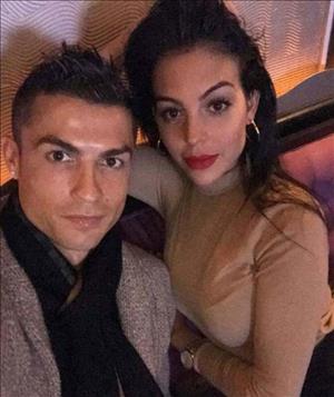 Ngôi sao Ronaldo khoe ảnh tình cảm với bạn gái