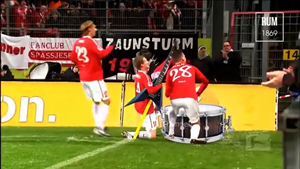 Chết cười những màn ăn mừng bàn thắng được độ lại siêu hài