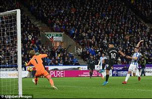 Man City lập 2 kỷ lục sau trận thắng Huddersfield