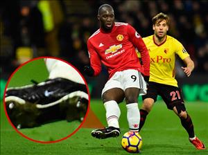Lukaku tịt ngòi vì không được... tài trợ giày?