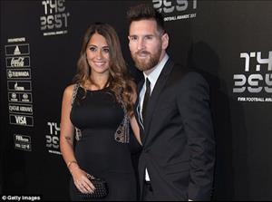 Nhận nhầm chồng, vợ Messi gây sốt khi ôm trai lạ trên sân