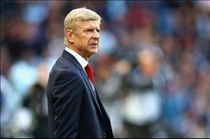 Wenger bảo vệ học trò trước chỉ trích của huyền thoại