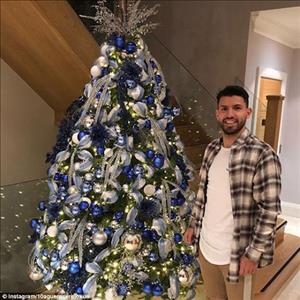 Aguero trang trí cây thông Noel theo màu sắc chủ đạo Man City