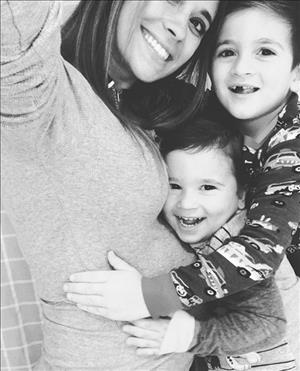 Vợ Messi khoe bụng to