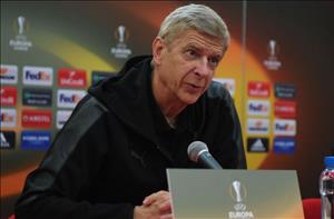 HLV Wenger khẳng định sẽ không bán các học trò