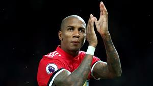 Ashley Young vs Fabian Delph: Derby Manchester của những người bị lãng quên