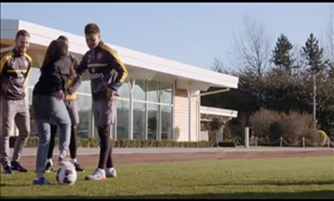 Chân dài 17 tuổi đánh bại 1 loạt sao Arsenal