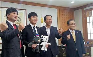 Thống đốc tỉnh Gangwon nhận tiền vệ Xuân Trường làm cháu nuôi