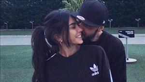 Tiền đạo Zaza hết “xịt” nhờ bồ xinh