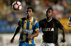 Trò độc trên sân bóng: Cầu thủ lén rút dây giày đối thủ