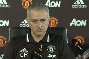 HLV Mourinho mặc áo in tên đồng nghiệp Ranieri dự họp báo