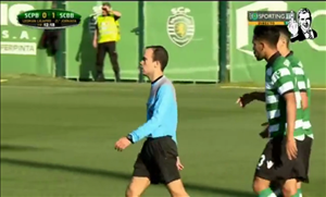 Thủng lưới vì mải ... ăn mừng bàn thắng việt vị