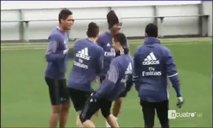 Ronaldo diễn trò trên sân tập