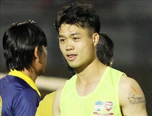 Tiền đạo Công Phượng nén đau xăm hình mới