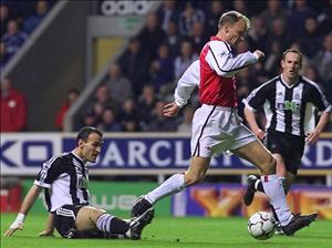 Tròn 15 năm ngày huyền thoại Bergkamp ghi bàn thắng đẹp nhất lịch sử NHA