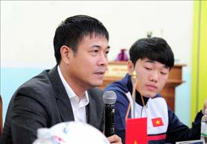 HLV Hữu Thắng mong tuyển thủ Việt Nam an toàn trên mặt ruộng Hàng Đẫy