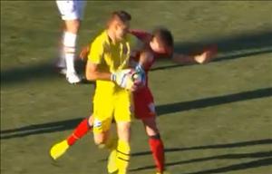 Thủ môn làm khổ đội nhà bằng màn phạm lỗi hiếm có