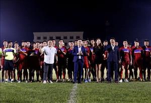 Sốc với cảnh U20 Việt Nam nhận tài trợ sau buổi tập mệt nhoài