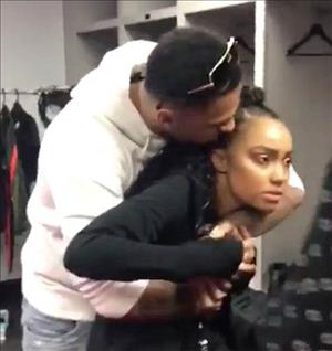 Tiền đạo Premier League gây sốc cho bạn gái