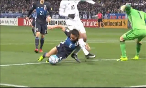 Cười vỡ bụng với màn thiết đầu công của hậu vệ Nhật Bản