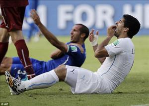 Tiền đạo Suarez lừa dối vợ con về scandal “cắn người” ở World Cup 2014
