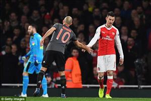 Thảm bại trước Bayern, Bellerin lên tiếng xin lỗi NHM