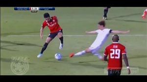 Tuyển thủ Thái Lan 2 lần thể hiện tuyệt kỹ xoay compa