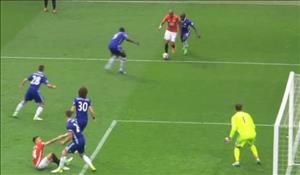 Đội trưởng Chelsea bị fan xỉ vả vì hành động nghĩa hiệp không đúng lúc