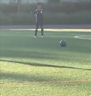 Con trai Ronaldo sút phạt ghi bàn giống hệt ông bố lừng danh